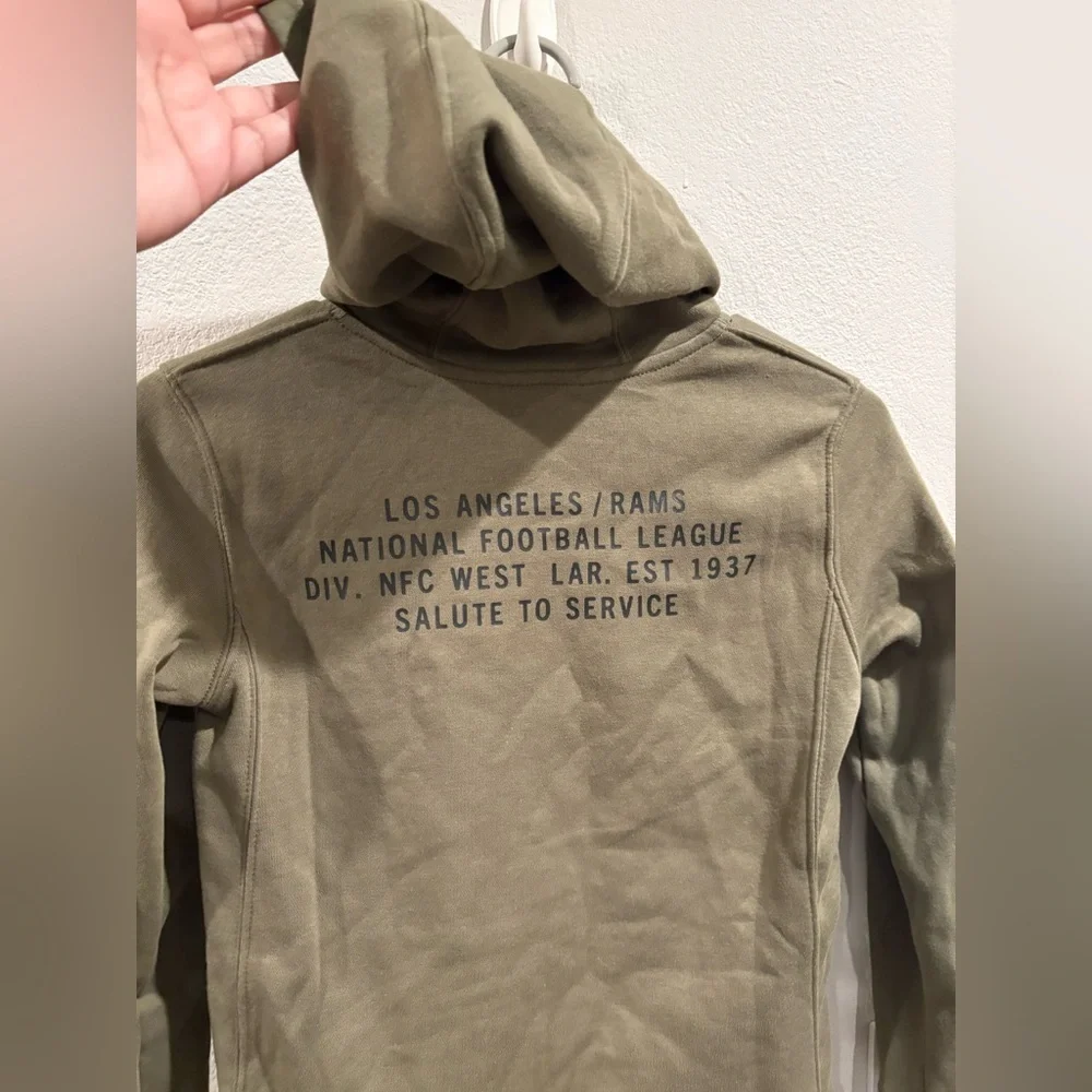 Youth Nike Olive Los Angeles Rams 2025 Salute to Service Club Fleece Hoodie